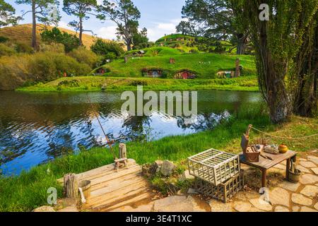 Angelrute und Dock am Auenland, Hobbiton Movie Set, Matamata, Waikato, Nordinsel, Neuseeland Stockfoto