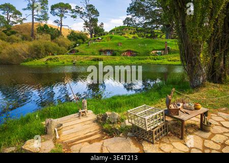 Angelrute und Dock am Auenland, Hobbiton Movie Set, Matamata, Waikato, Nordinsel, Neuseeland Stockfoto