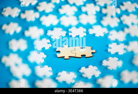 Geschäftskonzept, Geschäftskonzept, Innovation, Teamwork, Wiederaufnahme, Erfolgskonzept. Puzzleteile auf farbigem Hintergrund Stockfoto