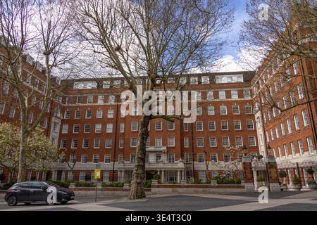 London, Großbritannien - 25. März 2026: Luxuriöses Apartmentgebäude Princes Gate Court Stockfoto