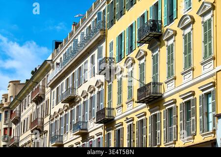 Historische Sunny Mediterranean Apartment Fassaden in Nizza, Frankreich mit Fensterläden und Balkonen entlang der historischen Stadtstraße Stockfoto