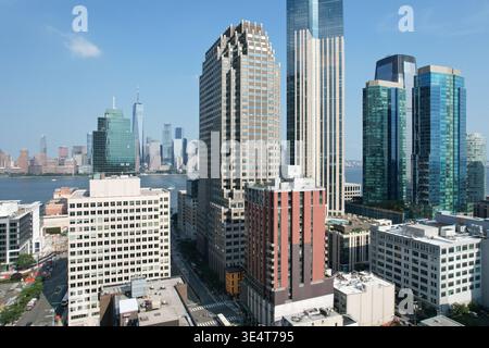 Skyline von Jersey City mit dem Hudson River und Lower Manhattan, einschließlich One World Trade Center, im Hintergrund sichtbar. Stockfoto