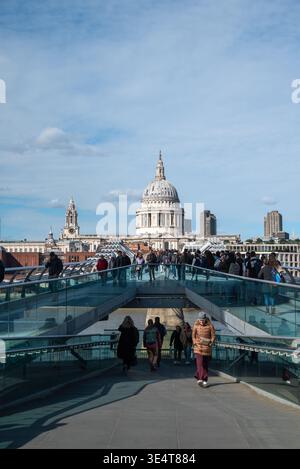 Leute laufen auf der Millennium Bridge, London. Blick in Richtung St. Paul's Cathedral (Portrait-Modus). Stockfoto