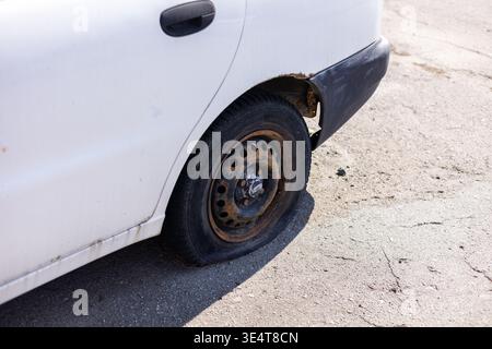 Fragment eines verlassenen alten Autos mit Platten, rostigem Fahrzeug im Verfall Stockfoto