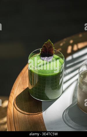 Grüner Smoothie im Glas mit Kräutergarnitur Stockfoto