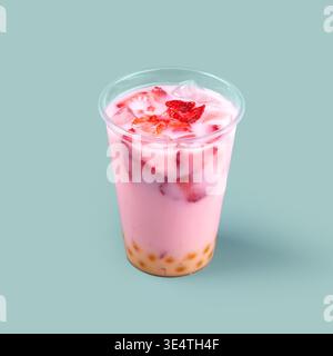 Erdbeermilchtee mit Tapiokaperlen in einer Tasse Stockfoto