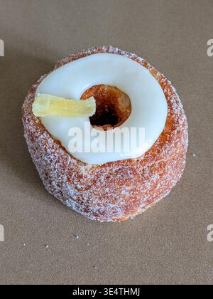 New York, NY - 26. März 2026: Cronut-Dessert vor braunem Hintergrund Stockfoto