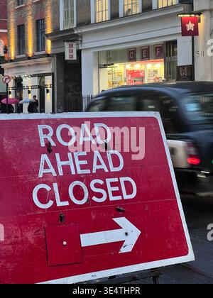 Straße vor geschlossenem Straßenschild, Goodge Street, London, Großbritannien Stockfoto