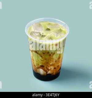 Matcha-Milchtee mit Tapiokaperlen im Plastikbecher Stockfoto