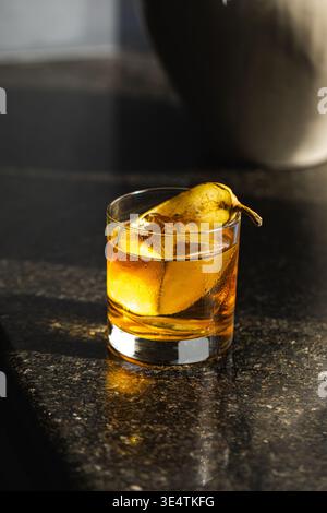 Whiskey-Cocktail mit Birnengarnitur im Glas Stockfoto