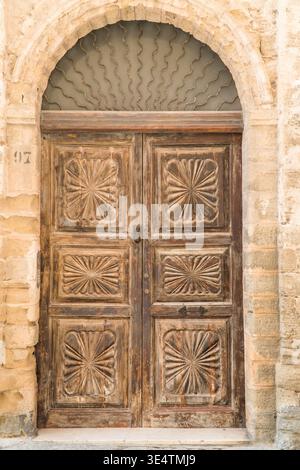 Wunderschön geschnitzte Massivholztür am Eingang zum Palazzo Simon (Simon Palace) das Gebäude wurde ursprünglich im 13. Jahrhundert erbaut. Algher Stockfoto