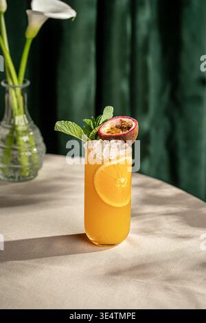 Zitruscocktail mit Passionsfrucht und Minze Stockfoto