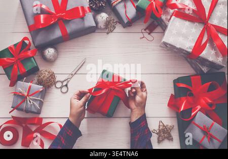 Kreatives Hobby. Verpackung moderner, handgefertigter weihnachtsgeschenk-Box Stockfoto