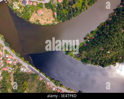 Blick von oben auf den Zusammenfluss von Moldau und Sazava in Davle, Tschechische Republik, mit kontrastierenden Wasserfarben Stockfoto