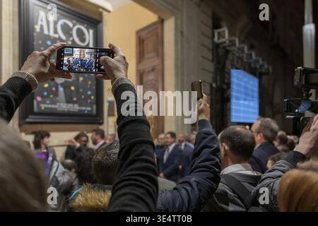 Menschen, die am 28. März 2026 in Alcoy eine Posterpräsentation mit Smartphones aufzeichneten Stockfoto