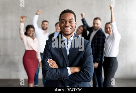 Erfolgreicher Schwarzer Geschäftsmann Steht Vor Dem Business Team Indoor Stockfoto