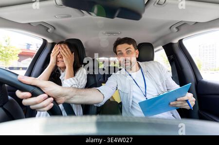 Erschütterter Millennials-Autotrainer macht Prüfung bei einer jungen Frau Stockfoto