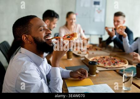 Mittagspause Für Unternehmen. Eine Gruppe Von Kollegen, Die Im Büro Takeaway Pizza Essen Stockfoto