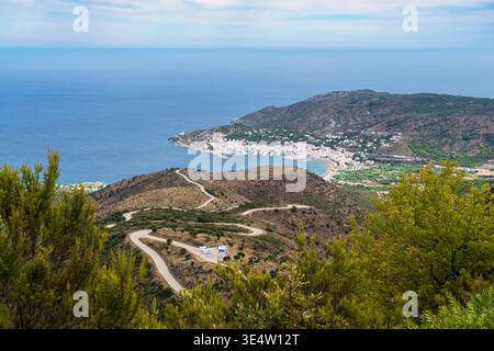 Panoramablick auf die Stadt und den Strand von Port de la Selva in Spanien an der Costa Brava, von den Bergen aus gesehen Stockfoto