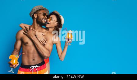 Schwarz Paar in Liebe umarmen, holding Sommer cocktails Stockfoto