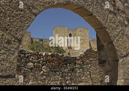 Torbogen und Stadtmauer mit castillo in Trujillo, Extremadura, Spanien Stockfoto