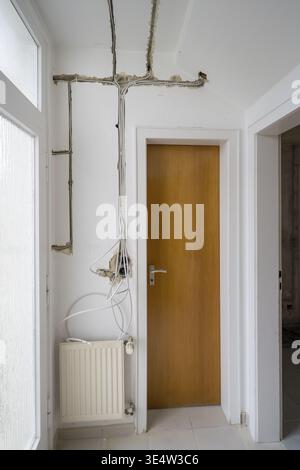 Wohnung wird renoviert, Steckplätze für Stromanschlüsse, unverputzte Steckdosen, altes Gebäude, Nordrhein-Westfalen, Deutschland Stockfoto