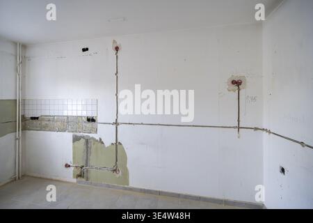 Wohnung wird renoviert, Steckplätze für Elektrokabel, unverputzte Steckdosen, Küche, Altbau, Nordrhein-Westfalen, Deutschland Stockfoto