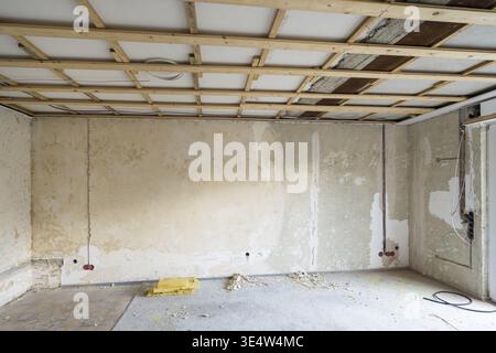 Apartment wird renoviert, Steckplätze für Stromleitungen, unverputzte Steckdosen, Holzkonstruktion unter der Decke, altes Gebäude, Nordrhein-W Stockfoto