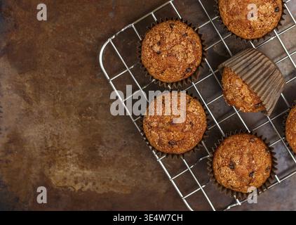 Essen, hausgemachte Bananenmuffins mit Schokoladenchips und gesalzenem Karamell. Köstliches und gesundes Dessert zum Frühstück. Selektiver Fokus, Draufsicht Stockfoto