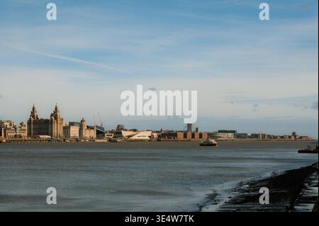 Blick auf die Skyline von Liverpool, einschließlich des Royal Liver Building und der Mersey Ferry auf dem Fluss Mersey. Stockfoto