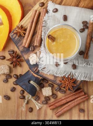 Essen, Kürbis Latte oder Cocktail (Smoothie) mit Gewürzen - Zimt, Anis, Kaffee. Warmes oder kaltes Herbstgetränk. Selektiver Fokus Stockfoto