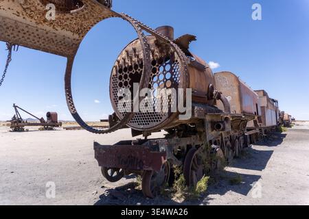 Rostende alte Züge auf dem Friedhof des Uyuni-Zuges Bolivien, Industrieruinen in der Region Salar de Uyuni Stockfoto