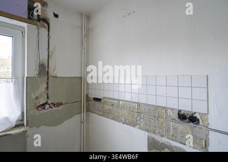 Wohnung wird renoviert, Steckplätze für Elektrokabel, unverputzte Steckdosen, Küche, Altbau, Nordrhein-Westfalen, Deutschland Stockfoto