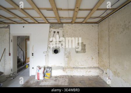 Apartment wird renoviert, Steckplätze für Stromleitungen, unverputzte Steckdosen, Holzkonstruktion unter der Decke, altes Gebäude, Nordrhein-W Stockfoto