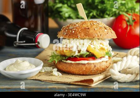 Essen, Fischburger. Köstliche Burger mit gebratenem Weißfisch (Kabeljau, pollock, Barsch, Seehecht), Tomaten, Salat, perkinkohl mit Tartarsauce auf einem Whol Stockfoto