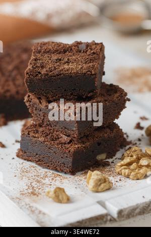 Essen, hausgemachte Schokoladen-Brownies mit Walnüssen. Trüffelkuchen. Köstliches Dessert aus nächster Nähe. Selektiver Fokus Stockfoto