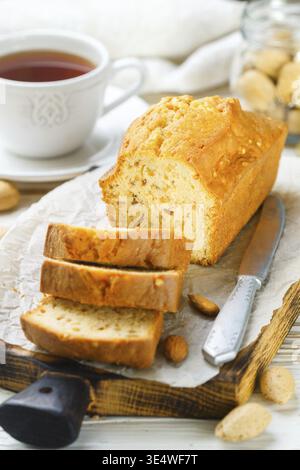 Essen, in Scheiben geschnittener Kuchen mit Mandeln auf dem Schneidebrett. Hausgemachter Kuchen mit Nüssen und Honig. Leckerer Snack zum Tee. Selektiver Fokus Stockfoto