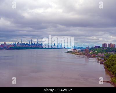 Lower Manhattan, Gebäude, Wolkenkratzer, One World Trade Center, New York City Skyline, New York City, Wolken, bewölkte, bewölkte Tage, Seen, Flüsse, Vögel, Feuchtgebiete Stockfoto