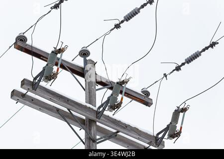 Ein Versorgungsmast mit Blitzableitern und elektrischen Isolatoren. Stockfoto