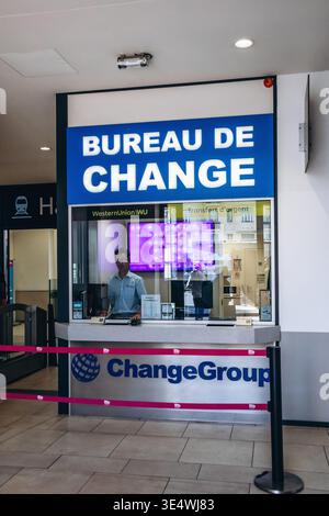 Nizza, Frankreich - 29. März 2026: Wechselstube im Bahnhof Nizza Ville mit Schalter des Bureau de Change, Signa für Finanzdienstleistungen Stockfoto