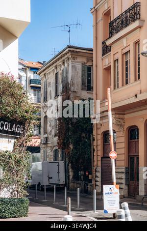 Nizza, Frankreich - 29. März 2026: Verwittertes historisches Wohngebäude an der Rue Gounod mit sich verschlechternder Fassade, abblätterndem Putz, alten Rollläden und Medi Stockfoto