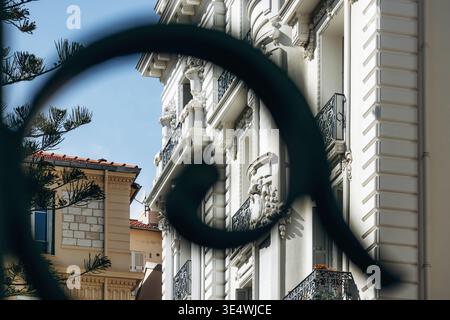 Nizza, Frankreich - 29. März 2026: Elegante historische Wohnhausfassade an der Rue Gounod mit verzierten weißen Stuckverzierungen und schmiedeeisernem balco Stockfoto
