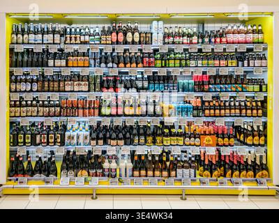 Italien - 6. März 2026: Ein Regal mit einer Auswahl an Glasbierflaschen zum Verkauf im Supermarkt Stockfoto