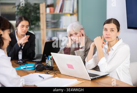 Müde weibliche Kollegen fühlen sich müde während eines langen Arbeitstages Stockfoto