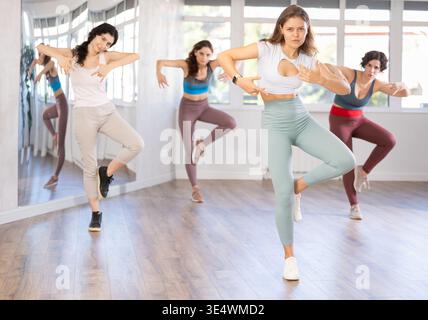 Schlanke Frauen, die zeitgenössischen Tanz im Damce Studio aufführen Stockfoto