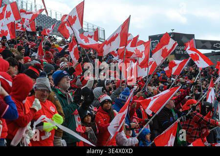Toronto, ON, Kanada - 28. März 2026: Kanadische Fans jubeln während des Canada gegen Iceland International Friendly im BMO Field mit kanadischen Flaggen. Sc Stockfoto