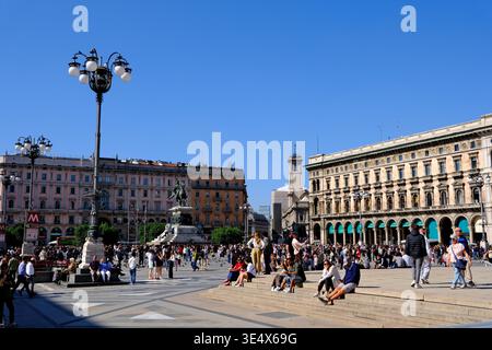Mailand, Italien-29. September 2025: Piazza del Duomo in Mailand mit vielen Touristen Stockfoto