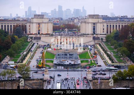 Paris, Frankreich-3. Oktober 2025: Hochwinkelblick auf Trocadéro, Palais de Chaillot und La Défense Viertel vom Eiffelturm Stockfoto
