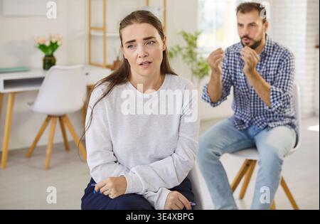 Verärgerte Frau und wütende Partnerin bei Paarkonflikten und Streitigkeiten im Wohnzimmer Stockfoto