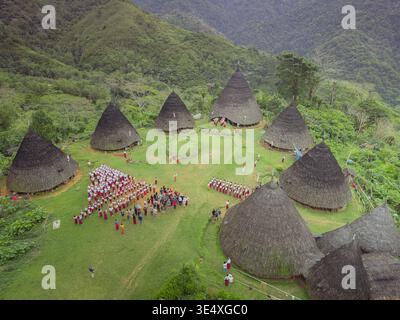 Aus der Vogelperspektive der Einwohner des WAE Rebo Village, die den indonesischen Unabhängigkeitstag feiern und traditionelle Kleidung in East Nusa Tenggara, Flores, tragen Stockfoto